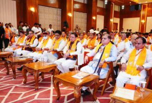CM धामी ने देहरादून में सुना ‘मन की बात’ का 137वां संस्करण, बोले- राष्ट्र निर्माण में सक्रिय भागीदारी के लिए प्रेरित करता है कार्यक्रम