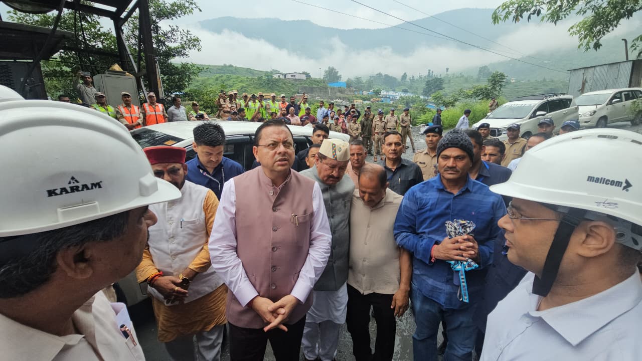 बेहद खराब मौसम के बीच भी पीपलकोटी पहुंचे मुख्यमंत्री धामी
