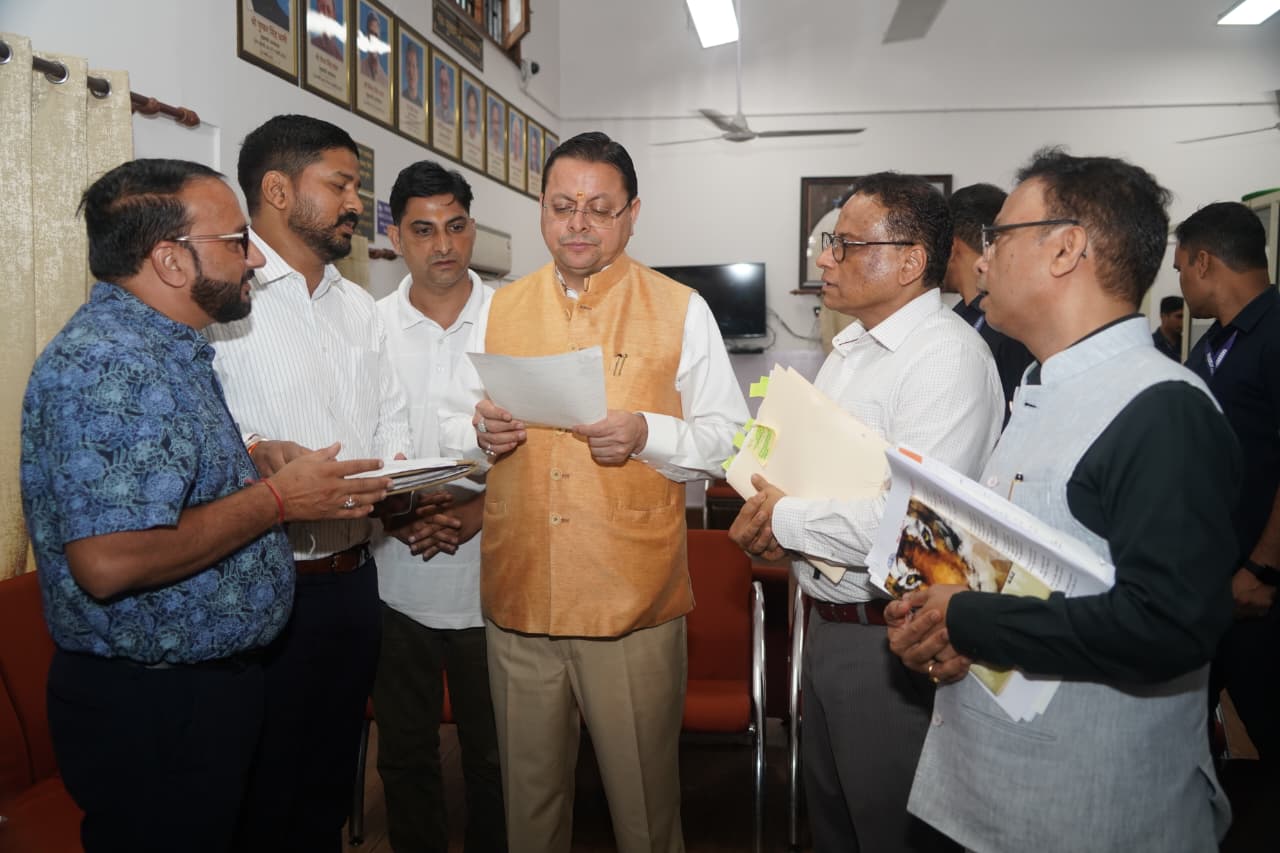 मुख्यमंत्री पुष्कर सिंह धामी से विभिन्न कर्मचारी संगठनों के प्रतिनिधिमंडलों ने की भेंट,