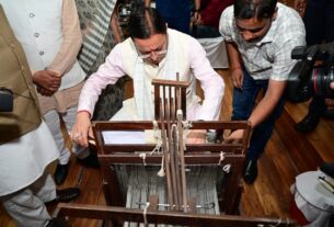 राष्ट्रीय हथकरघा दिवस पर मुख्यमंत्री धामी ने उत्कृष्ट बुनकरों और हस्तशिल्प कारीगरों को किया सम्मानित