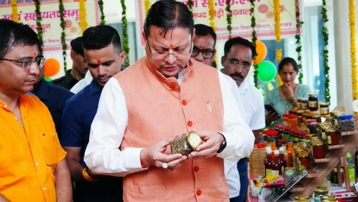 मुख्यमंत्री ने सशक्त बहना उत्सव के अंतर्गत स्वयं सहायता समूहों के स्टालों से खरीदे स्थानीय उत्पाद