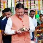 मुख्यमंत्री ने सशक्त बहना उत्सव के अंतर्गत स्वयं सहायता समूहों के स्टालों से खरीदे स्थानीय उत्पाद