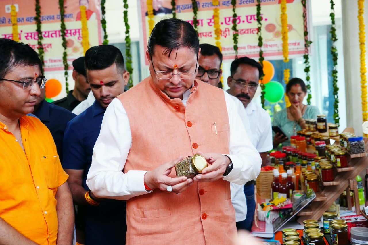 मुख्यमंत्री ने सशक्त बहना उत्सव के अंतर्गत स्वयं सहायता समूहों के स्टालों से खरीदे स्थानीय उत्पाद
