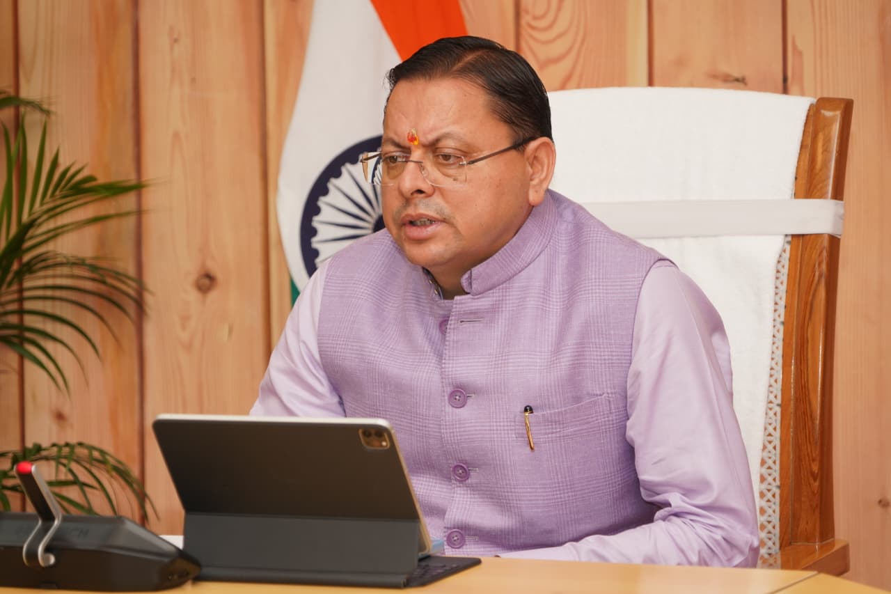 मुख्यमंत्री ने समस्त जिलाधिकारियों के साथ की वर्चुअल बैठक, 15 अक्टूबर तक किसी भी स्थिति में प्रदेश की सभी सड़कों को किया जाए गड्ढामुक्त