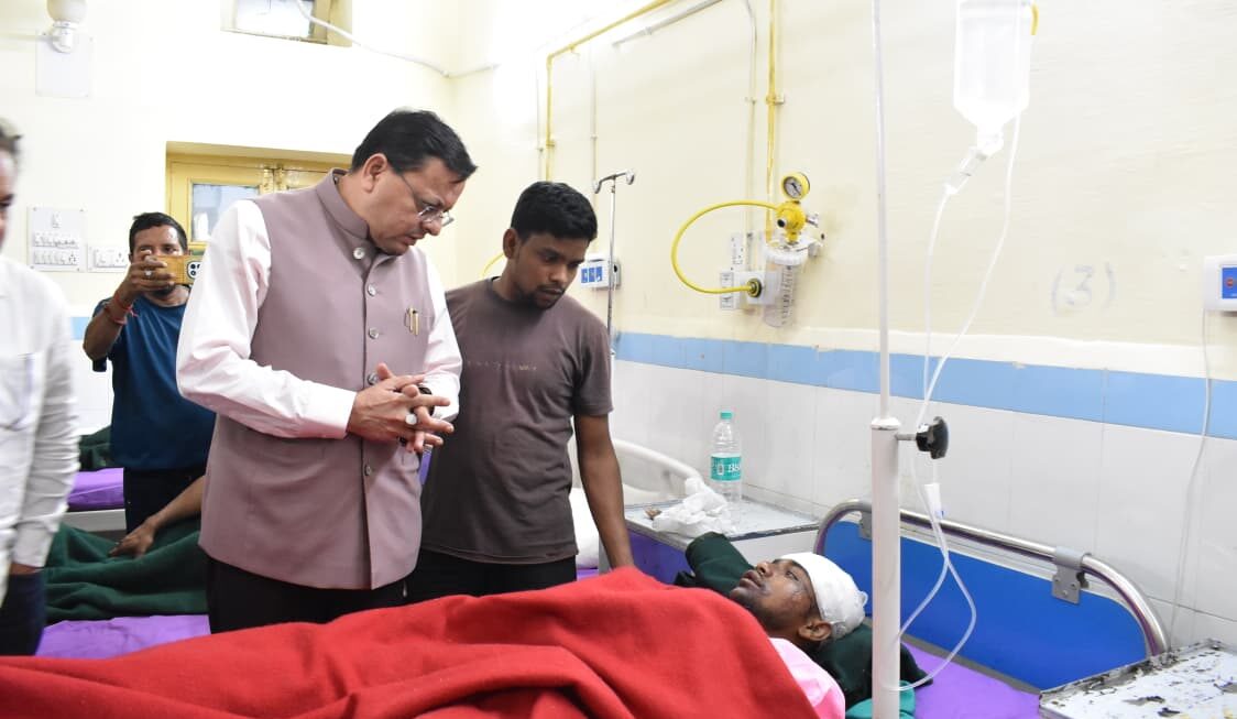 मायापुर टनल हादसा :  सीएम धामी ने अस्पताल पहुंचकर घायल श्रमिकों का जाना हाल