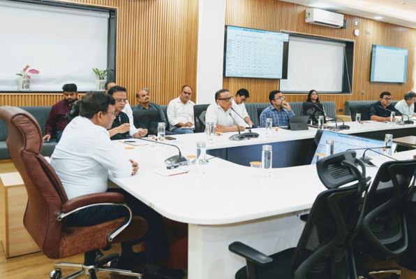 मुख्य सचिव आनन्द बर्द्धन ने राजस्व वृद्धि के सम्बन्ध में अधिकारियों के साथ ली बैठक ।