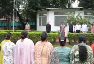 स्वतंत्रता दिवस पर जिलाधिकारी डॉ0 आशीष चौहान ने कलेक्ट्रेट परिसर में किया ध्वजारोहण