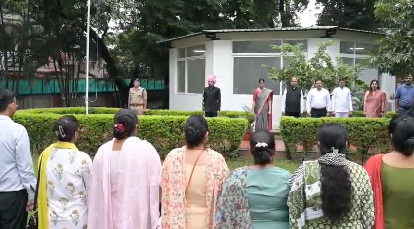 स्वतंत्रता दिवस पर जिलाधिकारी डॉ0 आशीष चौहान ने कलेक्ट्रेट परिसर में किया ध्वजारोहण