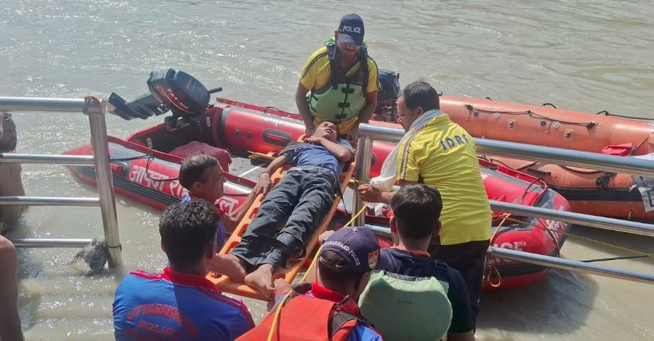 शिव घाट पर स्नान के दौरान कांवड़िया बेहोश, SDRF ने River Ambulance से पहुंचाया मेडिकल कैंप