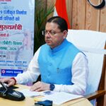 स्वास्थ्य जांच में बीमारी सामने आने वाले श्रमिकों के उपचार की भी व्यवस्था सुनिश्चित की जाए – मुख्यमंत्री त्योहारी सीजन में विभागीय योजनाओं के माध्यम से अधिक से अधिक जनसुविधा और जनसेवा के कार्य किए जाएं- मुख्यमंत्री  मुख्यमंत्री पुष्कर सिंह धामी ने शनिवार को मुख्यमंत्री आवास में आयोजित कार्यक्रम में उत्तराखण्ड भवन एवं अन्य सन्निर्माण कर्मकार कल्याण बोर्ड की विभिन्न श्रमिक कल्याण योजनाओं के अंतर्गत 10,709 पात्र लाभार्थियों के बैंक खातों में एक क्लिक के माध्यम से 18 करोड़ 49 लाख रूपये की सहायता राशि डीबीटी के माध्यम से हस्तांतरित की।  मुख्यमंत्री ने कहा कि निर्माण श्रमिक राज्य के विकास में महत्वपूर्ण भूमिका निभाते हैं। राज्य सरकार का प्रयास है कि श्रमिकों और उनके परिवारों को शिक्षा, स्वास्थ्य, पोषण और सामाजिक सुरक्षा से जुड़ी योजनाओं का लाभ सरल, पारदर्शी और समयबद्ध तरीके से मिले। उन्होंने अधिकारियों को निर्देश दिए कि श्रमिक कल्याण योजनाओं का लाभ प्रत्येक पात्र श्रमिक परिवार तक पहुंचाना सुनिश्चित किया जाए। मुख्यमंत्री ने निर्देश दिए कि श्रमिकों की स्वास्थ्य जांच के दौरान जिन लोगों में किसी बीमारी की पहचान हुई है, स्वास्थ्य विभाग से समन्वय कर उनके समुचित उपचार की व्यवस्था भी सुनिश्चित की जाए।  मुख्यमंत्री ने कहा कि त्योहारी सीजन शुरू होने वाला है। सभी विभाग यह सुनिश्चित करें कि अपनी विभागीय योजनाओं के माध्यम से अधिक से अधिक जनसुविधा और जनसेवा के कार्य किए जाएं। मुख्यमंत्री ने श्रमिकों के बच्चों की शिक्षा, परिवारों के पोषण, महिलाओं के स्वास्थ्य तथा कार्यस्थल पर स्वास्थ्य सेवाओं को प्रभावी रूप से आगे बढ़ाने के निर्देश दिए। उन्होंने कहा कि योजनाओं के क्रियान्वयन में पारदर्शिता के साथ पात्रता सत्यापन और जनपदवार कवरेज की नियमित मॉनिटरिंग की जाए। दूरस्थ क्षेत्रों में रहने वाले पात्र श्रमिक भी योजनाओं के लाभ से वंचित न रहें।  कार्यक्रम में जानकारी दी गई कि वर्तमान डीबीटी के अंतर्गत प्रसूति एवं प्रसविधा हेतु सहायता के 95, मृत्युपरांत सहायता के 177, विवाहोपरांत (पुत्री विवाह) सहायता के 2,354 तथा शिक्षा सहायता के 8,083 लाभार्थी शामिल हैं। इस प्रकार कुल 10,709 लाभार्थियों को सहायता राशि हस्तांतरित की गई। बैठक में उत्तराखण्ड भवन एवं अन्य सन्निर्माण कर्मकार कल्याण बोर्ड द्वारा निर्माण श्रमिक परिवारों के लिए संचालित समेकित कल्याण मॉडल की प्रगति की जानकारी भी दी गई। बताया गया कि अब तक 33,429 शिक्षण सामग्री किट, 26,674 स्वच्छता सामग्री किट और 23,216 पोषाहार किट वितरित की गई हैं। इस प्रकार कुल 83,319 किट का वितरण किया जा चुका है। श्रमिक स्वास्थ्य योजना के अंतर्गत 20,527 स्वास्थ्य स्क्रीनिंग और 2,32,281 स्वास्थ्य परीक्षण किए गए हैं।  प्रस्तुतीकरण के दौरान Labour Cess Collection Management System (LCCMS) की प्रगति की भी जानकारी दी गई। बताया गया कि इस प्रणाली को वर्ष 2025 में ई-गवर्नेंस श्रेणी में SKOCH Gold Award से सम्मानित किया गया है। भारत सरकार के स्तर पर भी इस प्रणाली की सराहना की गई है तथा इसे Best Practices Compendium में शामिल किया गया है। इस प्रणाली के माध्यम से 21,200 प्रतिष्ठानों का ऑनलाइन पंजीकरण किया गया है और सेस संग्रह में 47.21 प्रतिशत की वृद्धि दर्ज की गई है। LCCMS को देशभर में अपनाए जाने योग्य डिजिटल गवर्नेंस मॉडल के रूप में भी प्रस्तुत किया गया है।  मुख्यमंत्री ने मुख्यमंत्री श्रमिक स्वास्थ्य योजना की प्रगति पर संतोष व्यक्त किया। उन्होंने कहा कि योजना के अंतर्गत श्रमिकों की नियमित स्वास्थ्य जांच से कुछ गंभीर बीमारियों की समय रहते पहचान होने में भी मदद मिली है। प्रस्तुतीकरण में बताया गया कि मुंबई में आयोजित राष्ट्रीय भवन एवं अन्य सन्निर्माण कर्मकार सम्मेलन में इस योजना को राष्ट्रीय स्तर पर सराहना मिली तथा पश्चिम बंगाल, दिल्ली, मध्य प्रदेश और छत्तीसगढ़ के प्रतिनिधियों ने उत्तराखण्ड के इस मॉडल को अपने राज्यों में अपनाने में रुचि व्यक्त की। मोबाइल मेडिकल यूनिट के माध्यम से श्रमिकों को कार्यस्थल पर ही जांच, परामर्श और रेफरल सेवाएं उपलब्ध कराने की इस पहल को विस्तार योग्य एवं अनुकरणीय मॉडल के रूप में प्रस्तुत किया गया।  इस अवसर पर राज्य सलाहकार संविदा बोर्ड के अध्यक्ष कैलाश पंत, सतर्कता समिति की अध्यक्ष श्रीमती गीता रावत, उपाध्यक्ष श्रीमती मोहनी पोखरिया, उत्तराखण्ड भवन एवं अन्य सन्निर्माण कर्मकार कल्याण बोर्ड के अध्यक्ष डॉ. श्रीधर बाबू अदांकी, सचिव प्रकाश चन्द्र दुम्का सहित श्रम विभाग एवं बोर्ड के अधिकारी उपस्थित रहे।