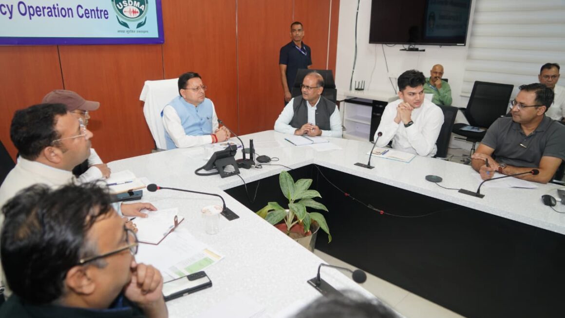 दिल्ली  से लौटते ही सीधे राज्य आपातकालीन परिचालन केंद्र पहुंचे सीएम धामी