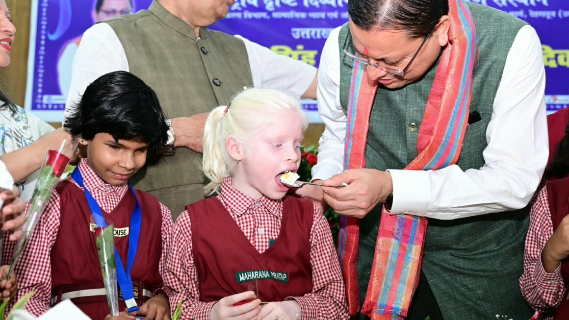 दिव्यांग बच्चों के बीच अपना जन्म दिवस मनाने पहुंचे मुख्यमंत्री पुष्कर सिंह धामी, बच्चों के साथ केक काटा, आत्मीयता से मिले और साझा की जन्म दिवस की खुशियां