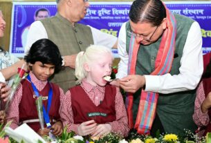 दिव्यांग बच्चों के बीच अपना जन्म दिवस मनाने पहुंचे मुख्यमंत्री पुष्कर सिंह धामी, बच्चों के साथ केक काटा, आत्मीयता से मिले और साझा की जन्म दिवस की खुशियां