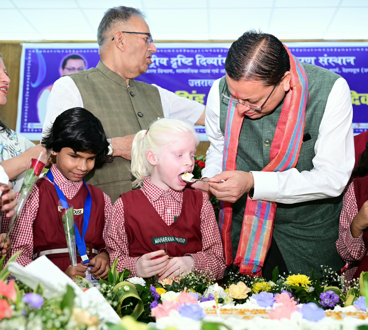 दिव्यांग बच्चों के बीच अपना जन्म दिवस मनाने पहुंचे मुख्यमंत्री पुष्कर सिंह धामी, बच्चों के साथ केक काटा, आत्मीयता से मिले और साझा की जन्म दिवस की खुशियां