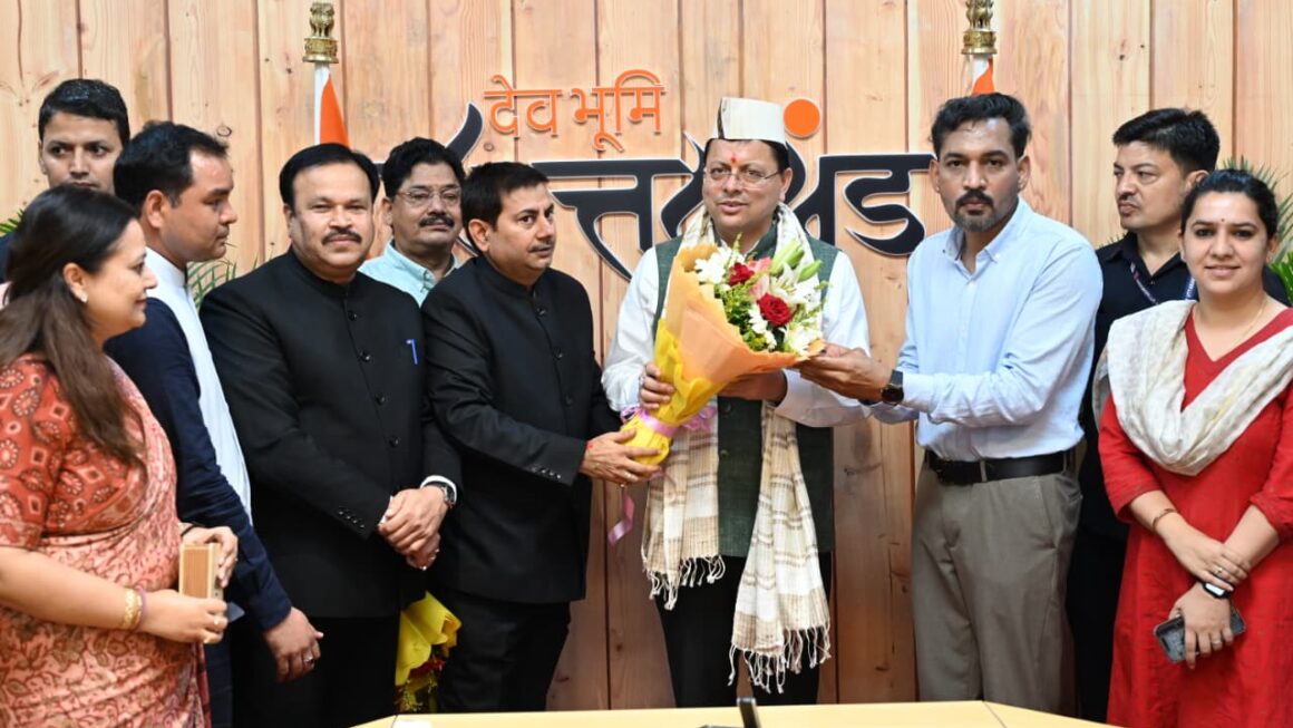मुख्यमंत्री पुष्कर सिंह धामी के जन्मदिवस पर मुख्यमंत्री आवास में उमड़ा आत्मीयता का माहौल, मंत्रीगण, अधिकारी-कर्मचारी और जनप्रतिनिधियों ने दी शुभकामनाएं