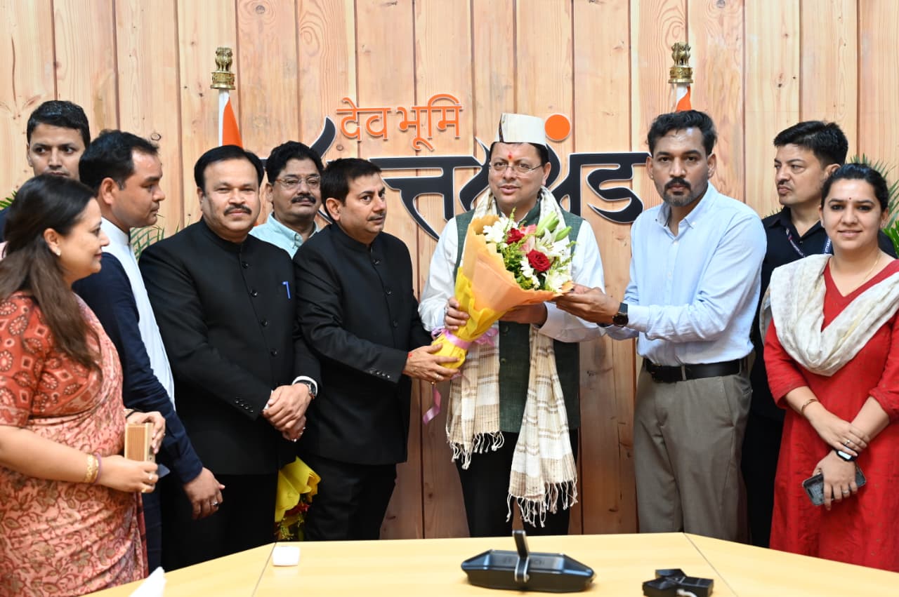 मुख्यमंत्री पुष्कर सिंह धामी के जन्मदिवस पर मुख्यमंत्री आवास में उमड़ा आत्मीयता का माहौल, मंत्रीगण, अधिकारी-कर्मचारी और जनप्रतिनिधियों ने दी शुभकामनाएं