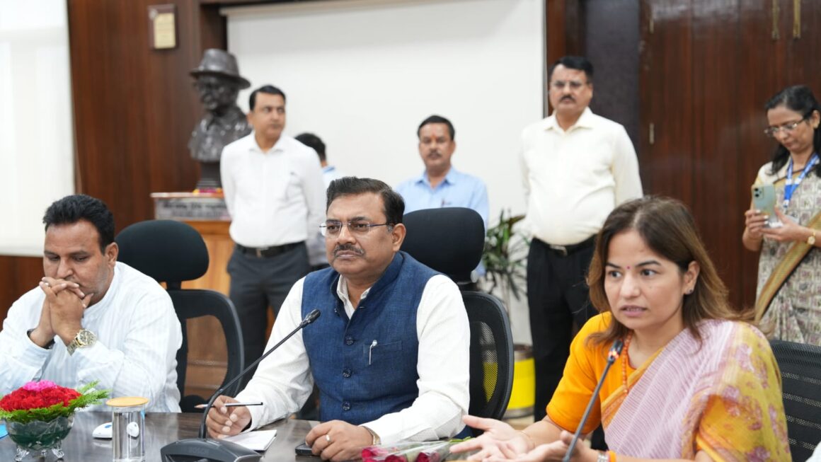 देवप्रयाग विधानसभा क्षेत्र के टॉपर विद्यार्थियों ने मुख्य सचिव से की मुलाकात