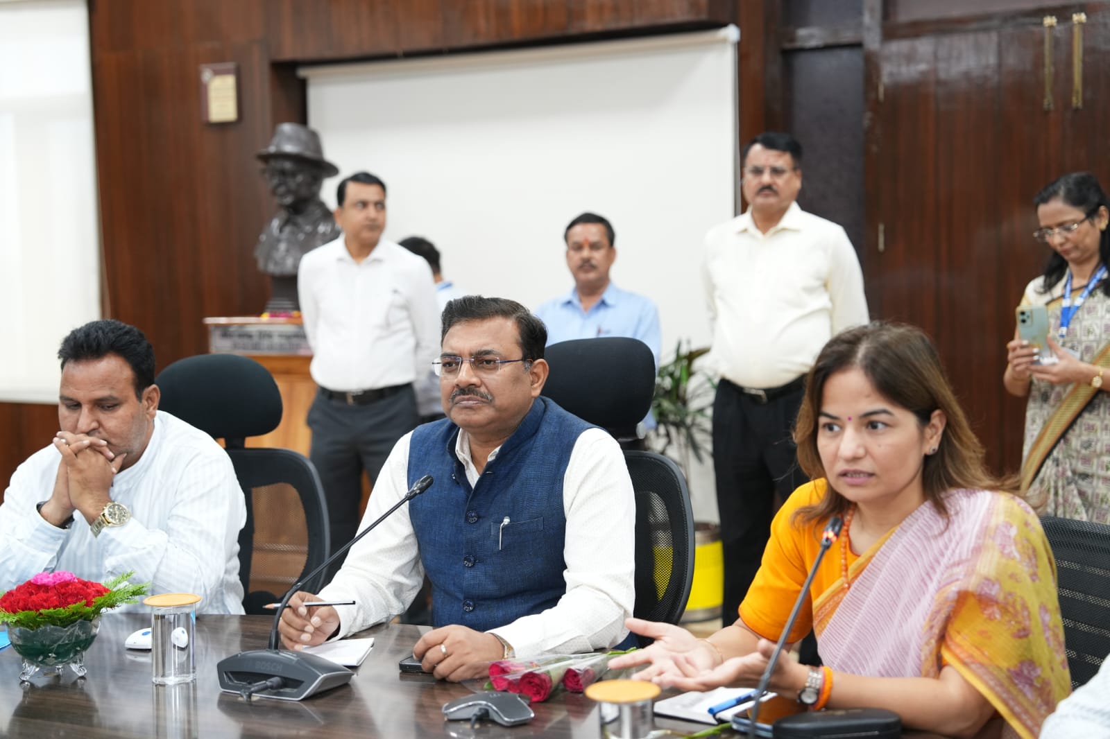देवप्रयाग विधानसभा क्षेत्र के टॉपर विद्यार्थियों ने मुख्य सचिव से की मुलाकात