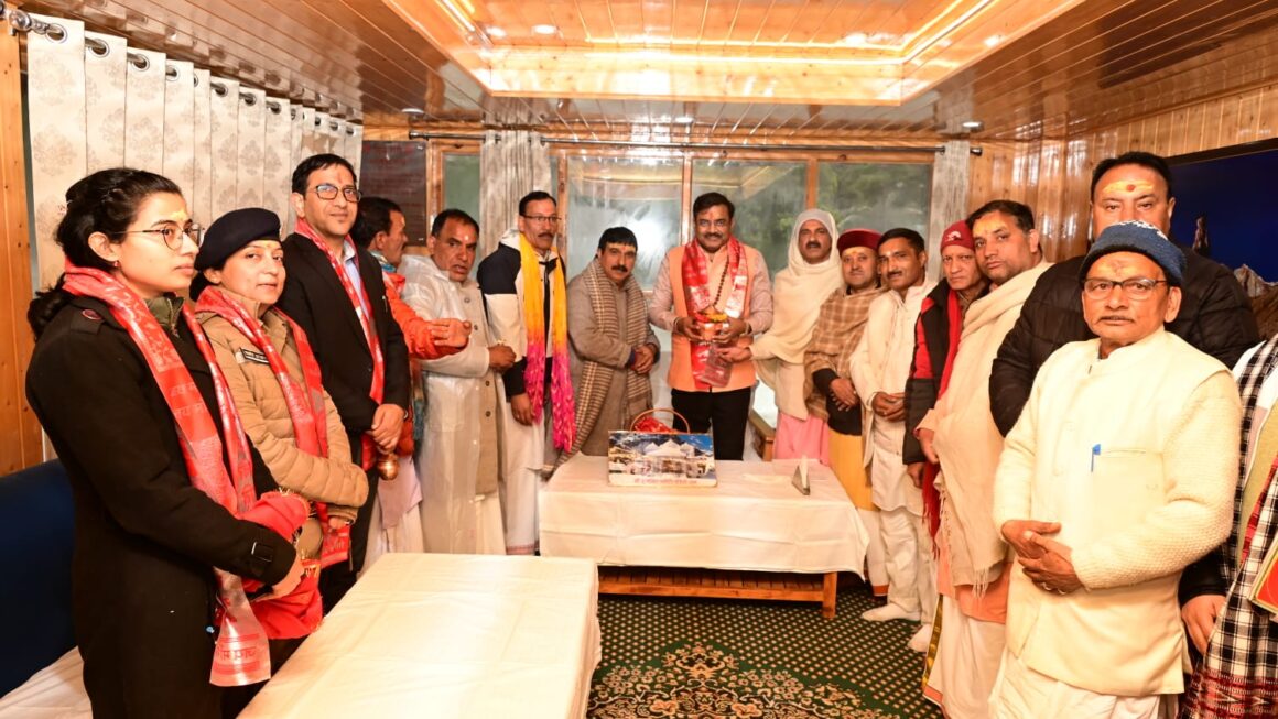 मुख्य सचिव आनंद बर्धन ने गंगोत्री धाम में की पूजा-अर्चना, व्यवस्थाओं का लिया जायजा