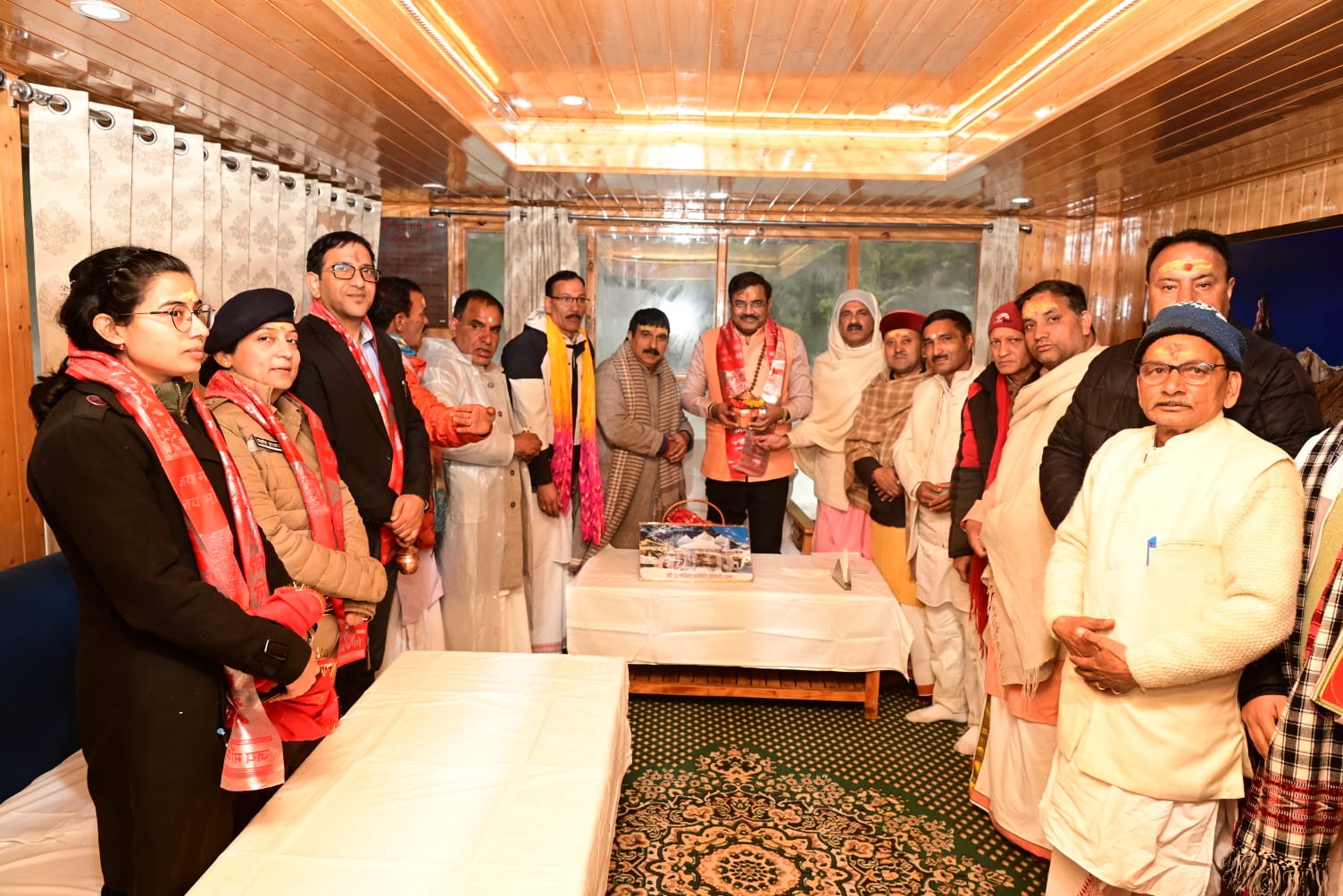 मुख्य सचिव आनंद बर्धन ने गंगोत्री धाम में की पूजा-अर्चना, व्यवस्थाओं का लिया जायजा