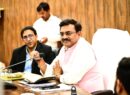 मुख्य सचिव ने कलेक्ट्रेट सभागार में की जिलास्तरीय समीक्षा बैठक, ‘योजना दीदी’ ई-पुस्तक का किया विमोचन