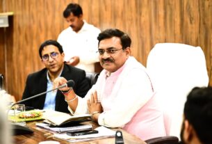 मुख्य सचिव ने कलेक्ट्रेट सभागार में की जिलास्तरीय समीक्षा बैठक, ‘योजना दीदी’ ई-पुस्तक का किया विमोचन