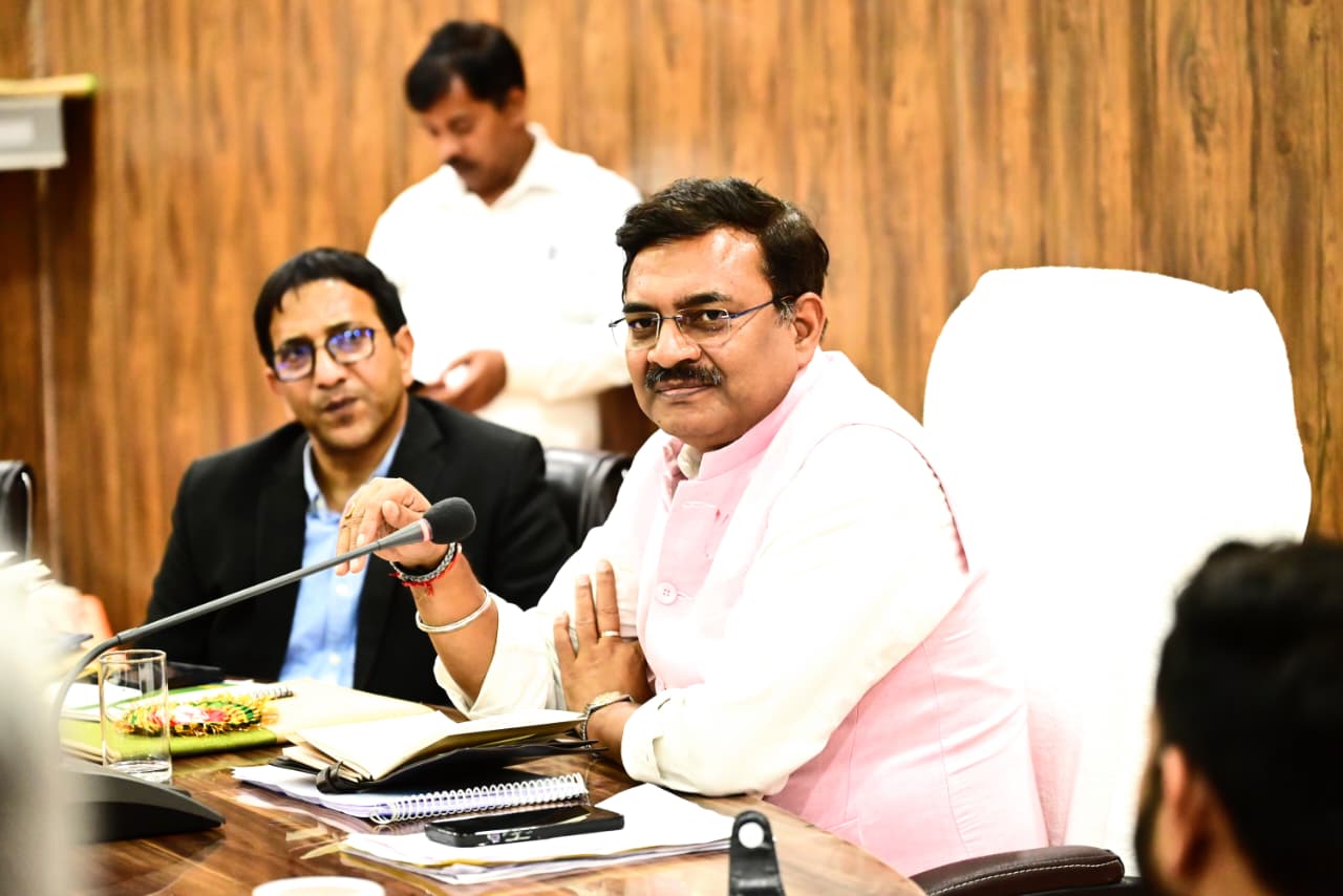 मुख्य सचिव ने कलेक्ट्रेट सभागार में की जिलास्तरीय समीक्षा बैठक, ‘योजना दीदी’ ई-पुस्तक का किया विमोचन
