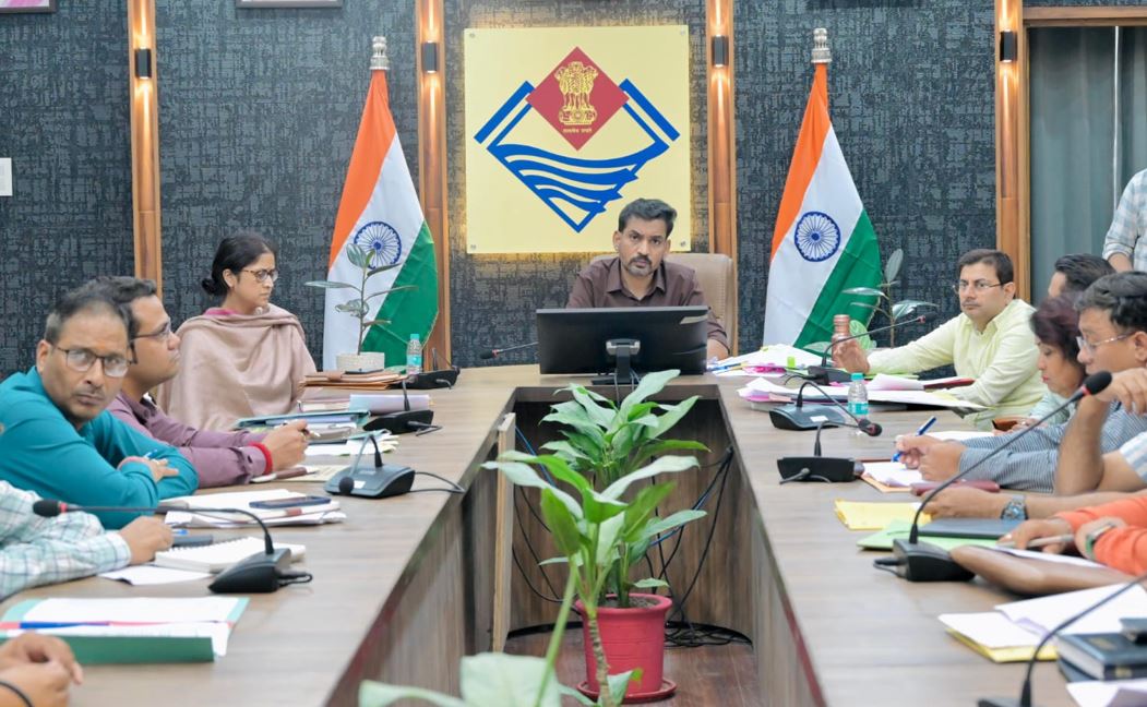 दैवीय आपदा से क्षतिग्रस्त परिसंपत्तियों के पुनर्निर्माण में तेजी लाएं, गुणवत्ता से न हो समझौता – डीएम डॉ. आशीष चौहान