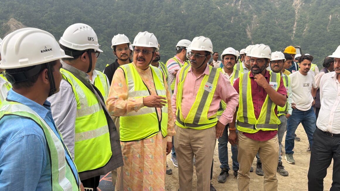 महाराज ने किया निर्माणाधीन जमरानी बांध का निरीक्षण, तय समय-सीमा के अनुसार काम पूरा करने के निर्देश